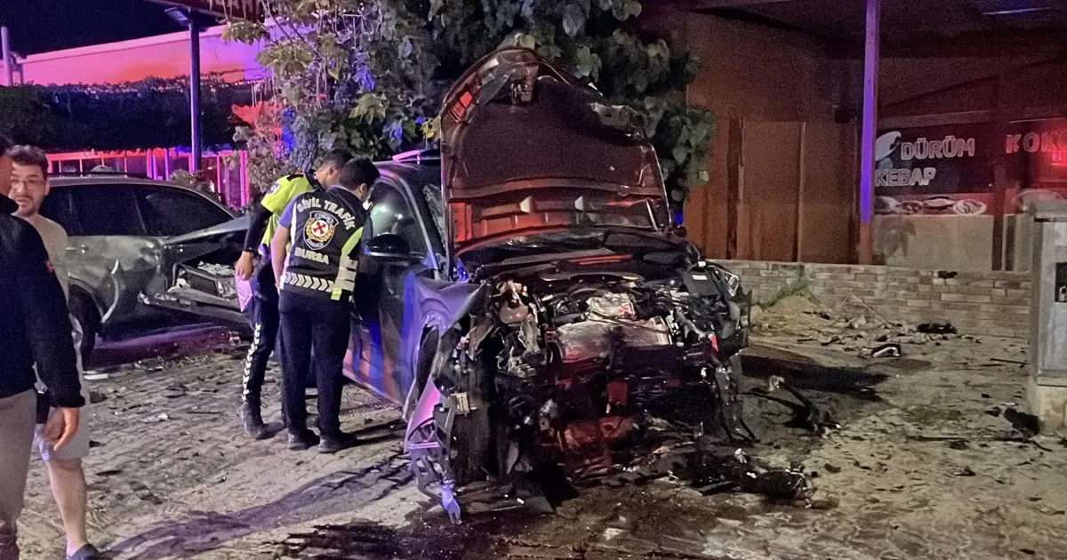İki otomobil kafa kafaya çarpıştı. İki kişi öldü, iki yaralı