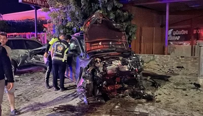İki otomobil kafa kafaya çarpıştı. İki kişi öldü, iki yaralıBursa'nın Nilüfer ilçesinde, iki otomobilin çarpıştığı kazada 2 kişi öldü, 2 kişi yaralandı.