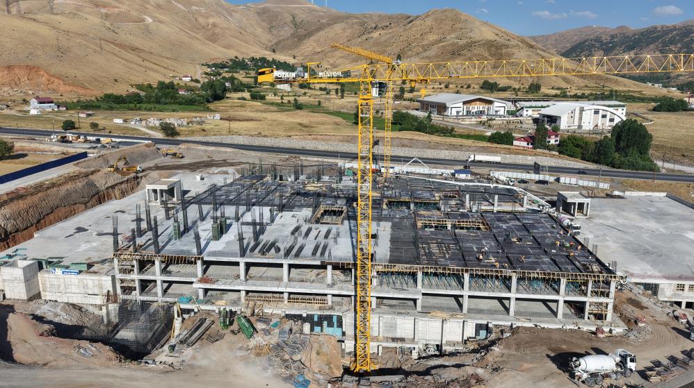 Köklü üniversiteleri solladı. YKS tercihlerinde Bitlis Tıp rüzgarıBitlis Eren Üniversitesi Tıp Fakültesi, ilk üç yıl İstanbul'da eğitim ve 50 bin liralık burs imkanıyla tercih sıralamalarında köklü üniversitelerin önüne geçti.