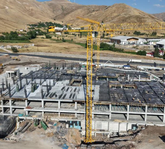 Köklü üniversiteleri solladı. YKS tercihlerinde Bitlis Tıp rüzgarıBitlis Eren Üniversitesi Tıp Fakültesi, ilk üç yıl İstanbul'da eğitim ve 50 bin liralık burs imkanıyla tercih sıralamalarında köklü üniversitelerin önüne geçti.