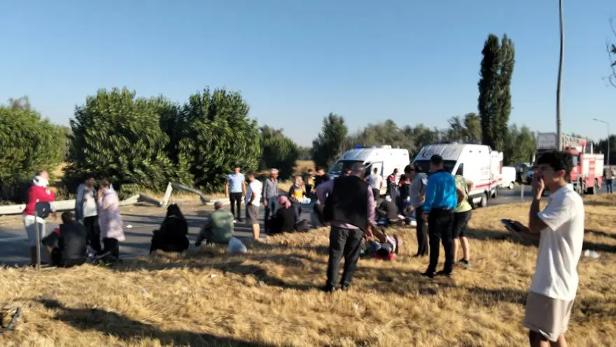 Afyonkarahisar'da yolcu otobüsü devrildi: Çok sayıda yaralı var
