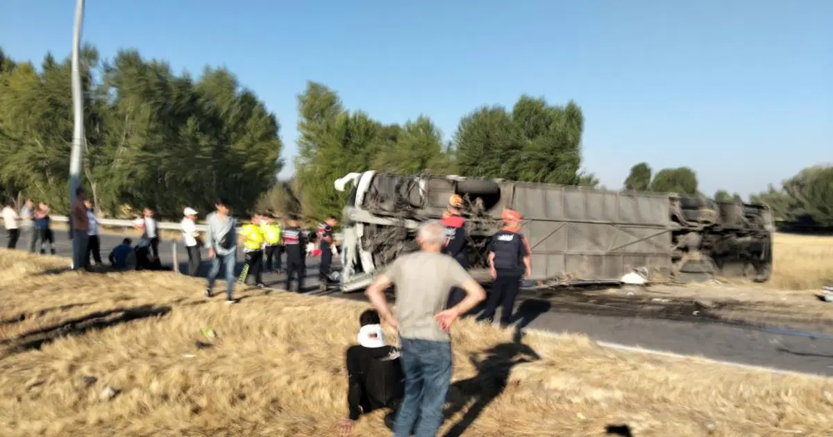 Afyonkarahisar'da yolcu otobüsü devrildi: 22 yaralı