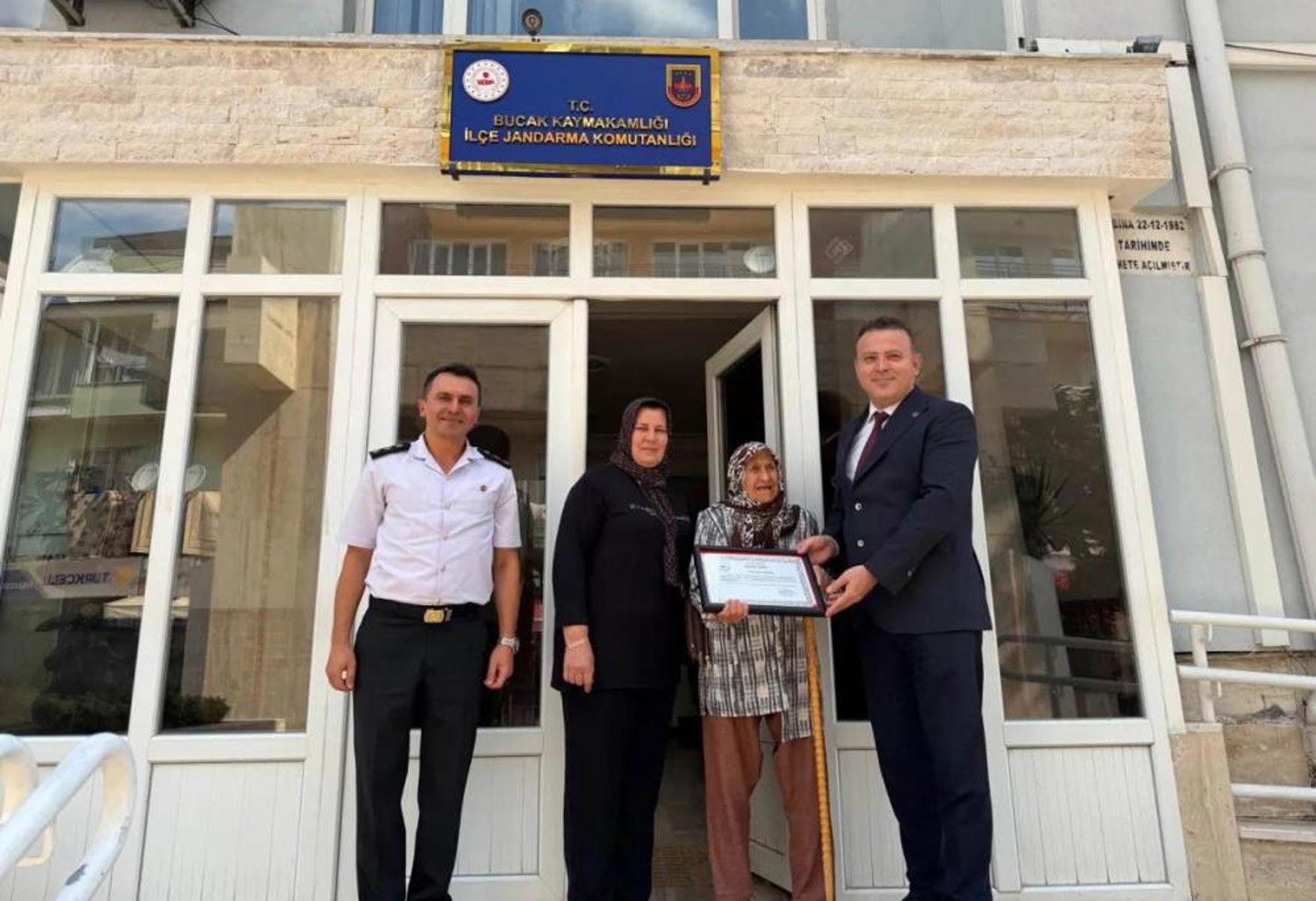 Simit satarak aldıkları daireyi jandarmaya bağışladı, "Güle güle otursunlar" dedi