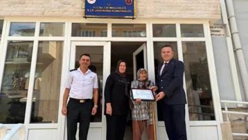 Simit satarak aldıkları daireyi jandarmaya bağışladı, "Güle güle otursunlar" dedi