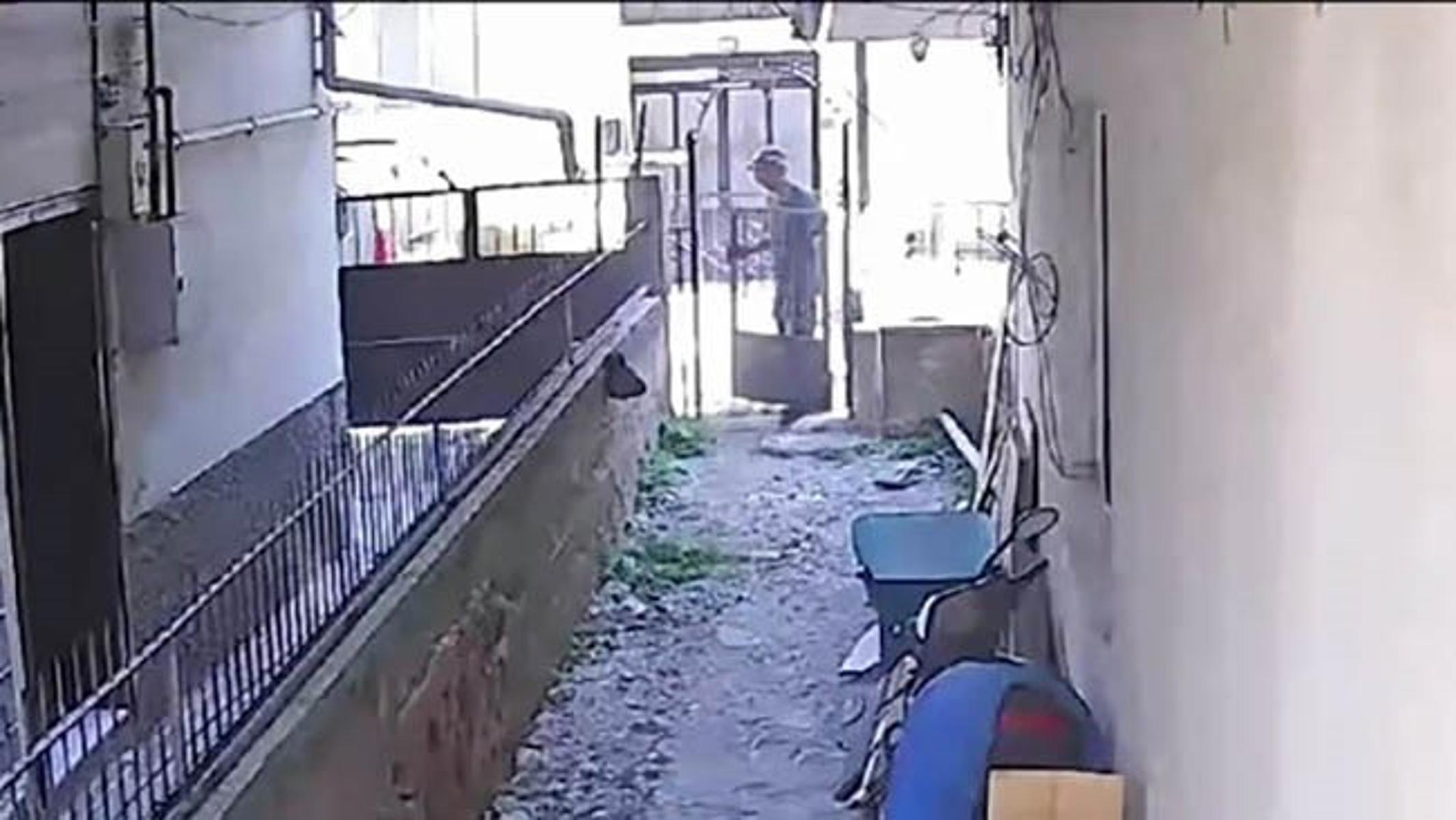 Hurdacı evin demir kapısını söküp götürdü, yakalanınca yerine taktı