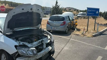 D300 Karayolu'nda iki araç kafa kafaya çarpıştı