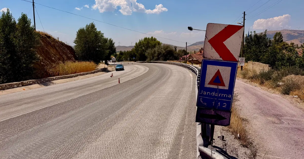 Tırdan dökülen boya araçların rengini değiştirmişti. O yol için çözüm bulundu