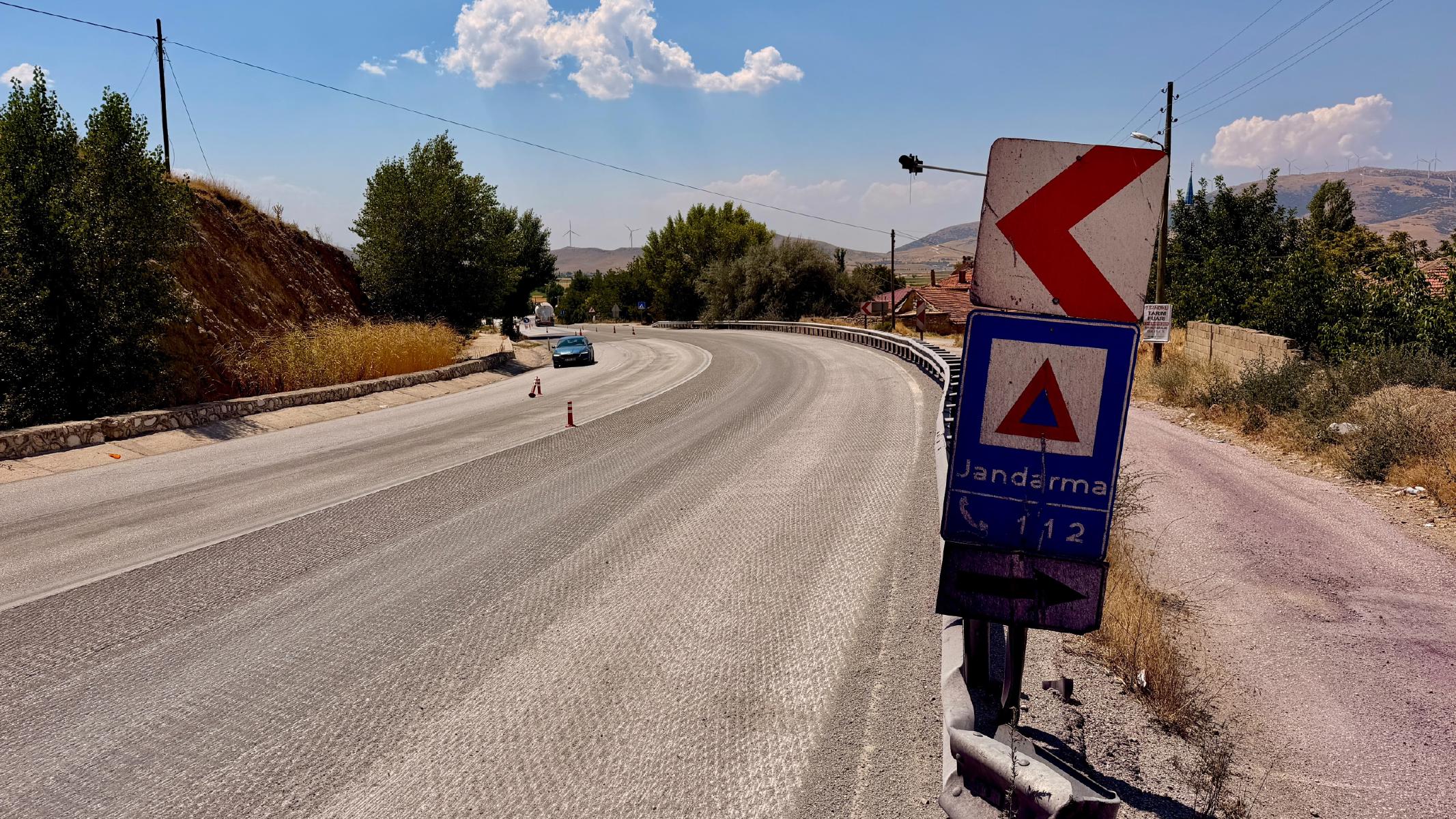 Tırdan dökülen boya araçların rengini değiştirmişti. O yol için çözüm bulundu