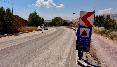 Tırdan dökülen boya araçların rengini değiştirmişti. O yol için çözüm bulunduAfyonkarahisar'da tırdan yola dökülen boya, günlerce süren yıkamayla çıkmayınca 5 kilometrelik yol iş makineleriyle kazındı. Olay nedeniyle iki firmaya 20,9 milyon lira ceza kesildi.
