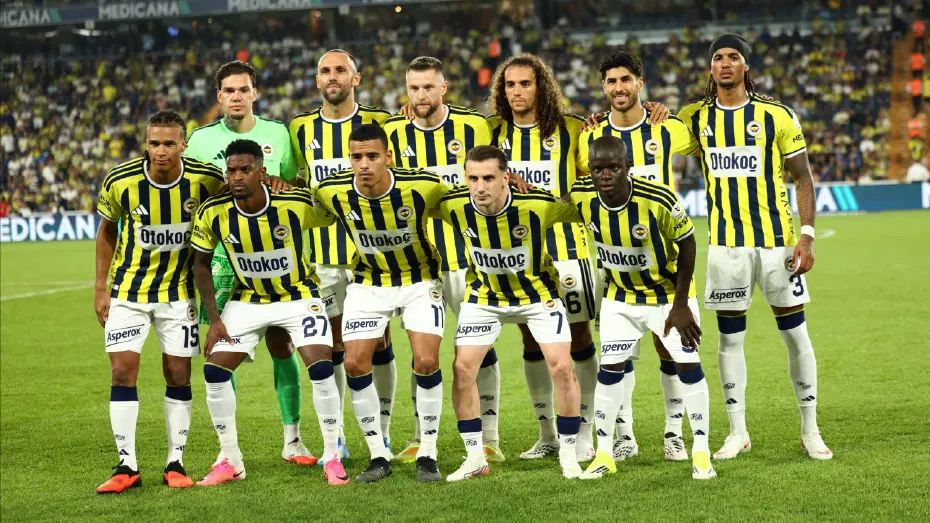 Fenerbahçelilieri korkutan sakatlık, Kerem Aktürkoğlu ambulansa taşındı