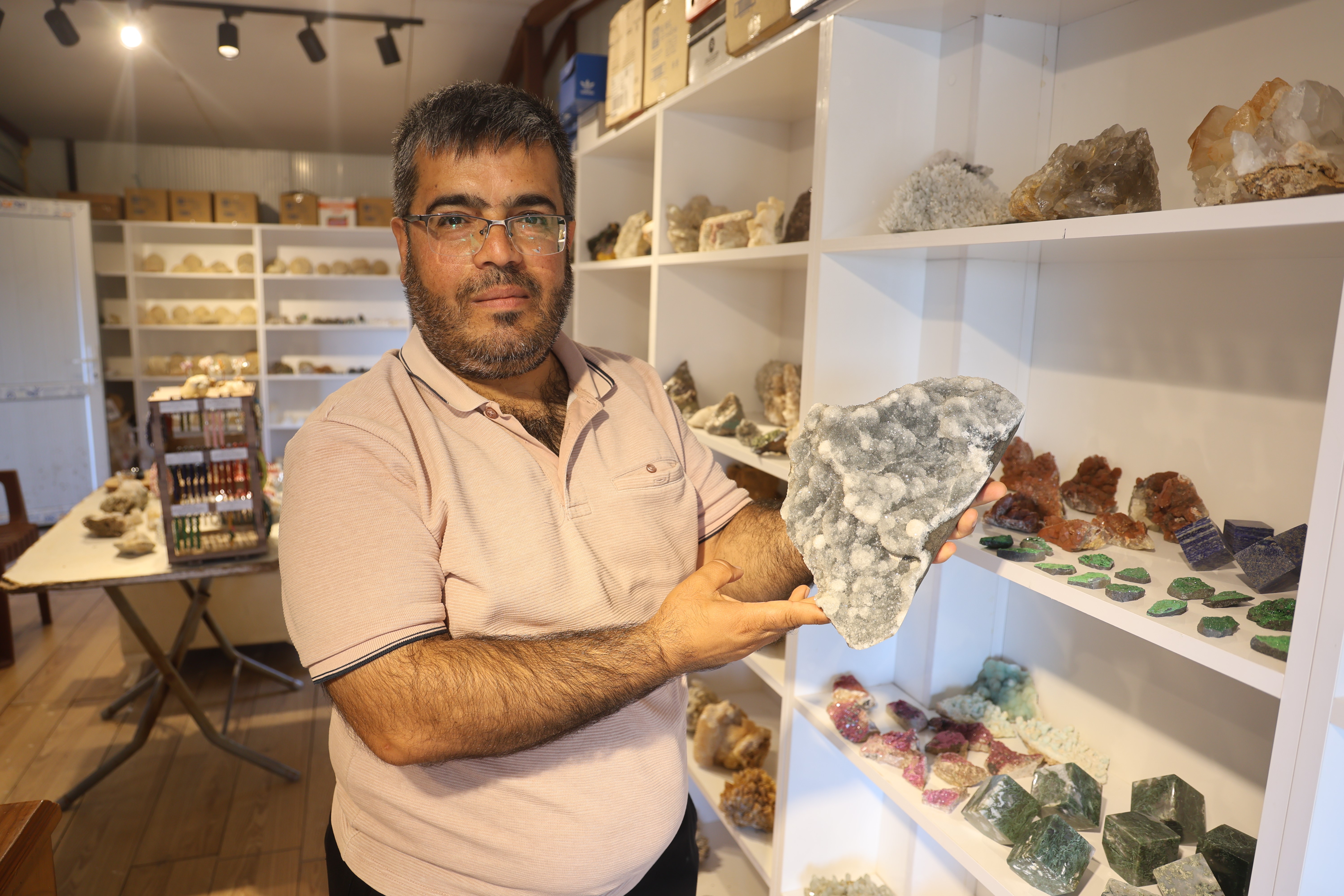 Ayağına taş takıldı, hayatı değişti. Doğadan topladı, 10 yılda sayısı 15 bin olduHatay'da yaşayan Sedat Çam, 10 yıl önce zayıflamak için spor yaptığı esnada ayağının takıldığı taştan esinlenerek başladığı taş koleksiyonculuğunu ticarete dönüştürdü ve 15 bin taşa sahip oldu.