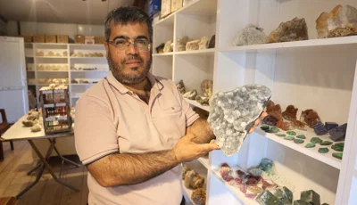 Ayağına taş takıldı, hayatı değişti. Doğadan topladı, 10 yılda sayısı 15 bin olduHatay'da yaşayan Sedat Çam, 10 yıl önce zayıflamak için spor yaptığı esnada ayağının takıldığı taştan esinlenerek başladığı taş koleksiyonculuğunu ticarete dönüştürdü ve 15 bin taşa sahip oldu.