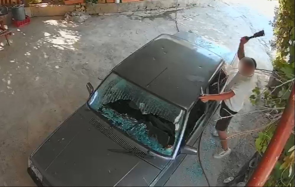 Eski sevgilisinin aracını satırla parçaladı, kadın KADES'ten yardım istedi