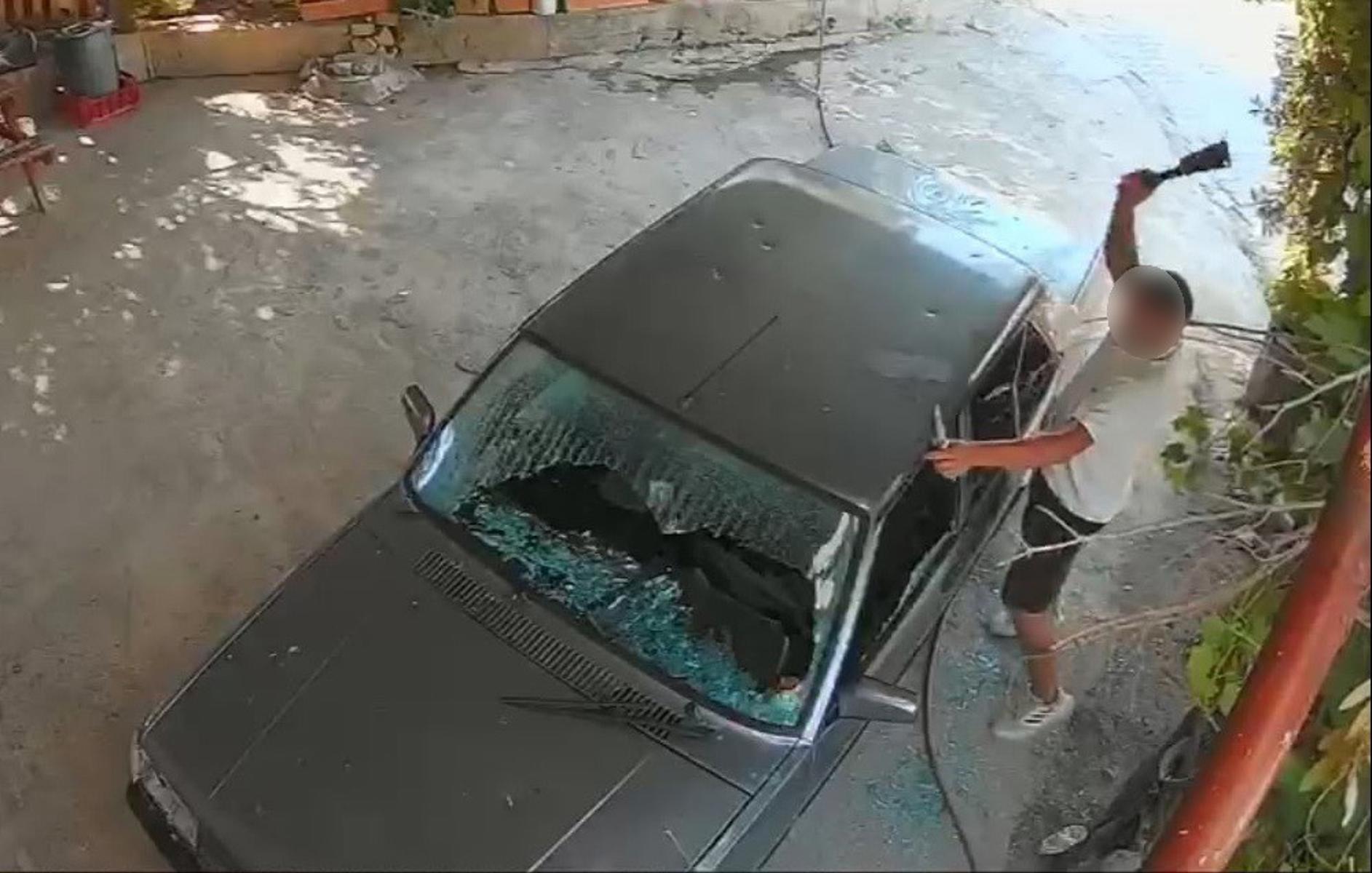 Eski sevgilisinin aracını satırla parçaladı, kadın KADES'ten yardım istedi