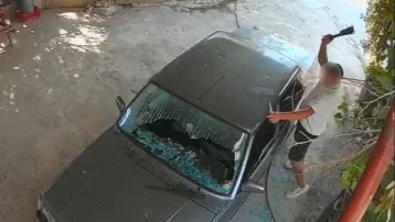 Eski sevgilisinin aracını satırla parçaladı, kadın KADES'ten yardım istedi