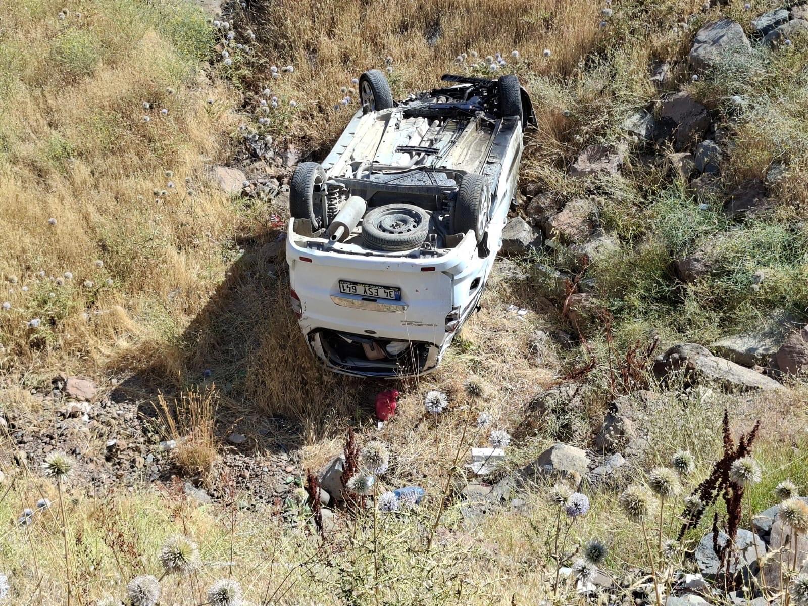 Bingöl'de hafif ticari araç takla attı: 6 yaralı