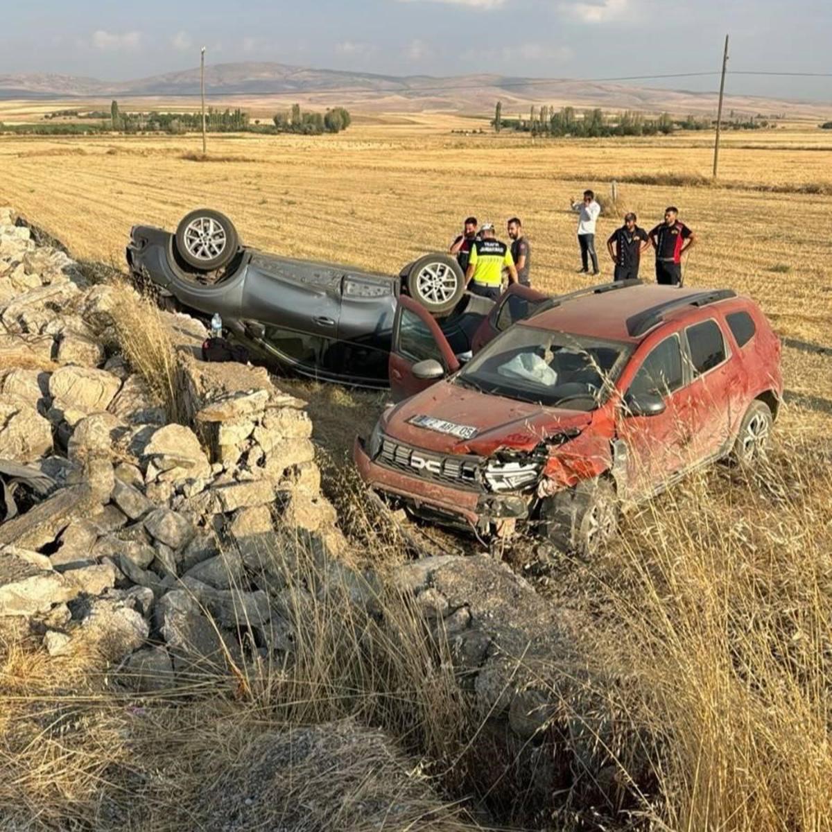 Afyonkarahisar'da iki otomobil çarpıştı: 1 ölü, 5 yaralı