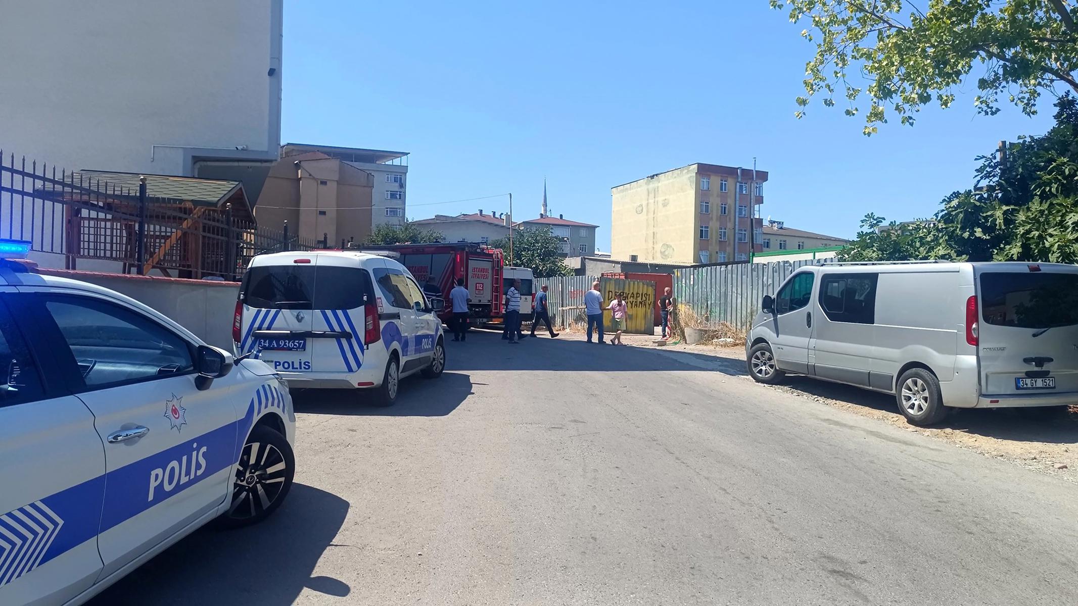 Sultanbeyli'de iki işçi çatının altında kaldı. Biri ağır yaralandı