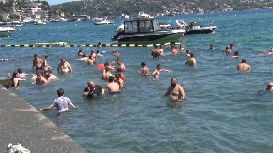 İstanbul'da sıcak hava alarmı: Serinlemek için Boğaz’a girdiler