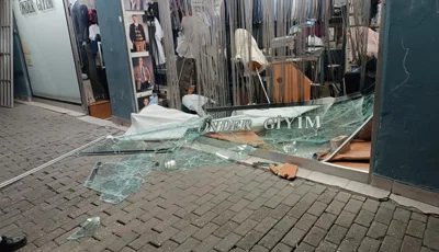 Dükkana dalan sürücü aracı bırakıp kaçtıBursa'da bir otomobil giyim mağazasının vitrininden içeri girdi. Yaşanan kaza sonrası sürücü firar etti.