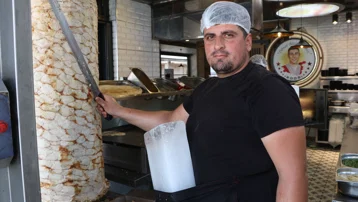 Sıcaklara Adana usulü çözüm. Sırtına ve göğsüne kalıp buz bağladı