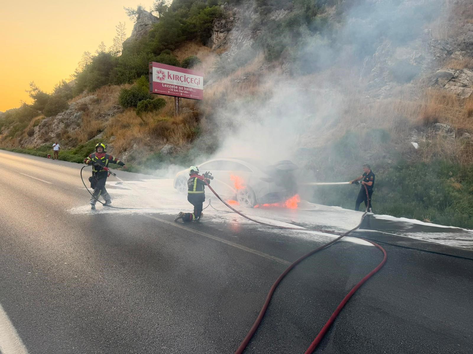 Elektrikli araç yandı, 12 saatte söndürülemedi