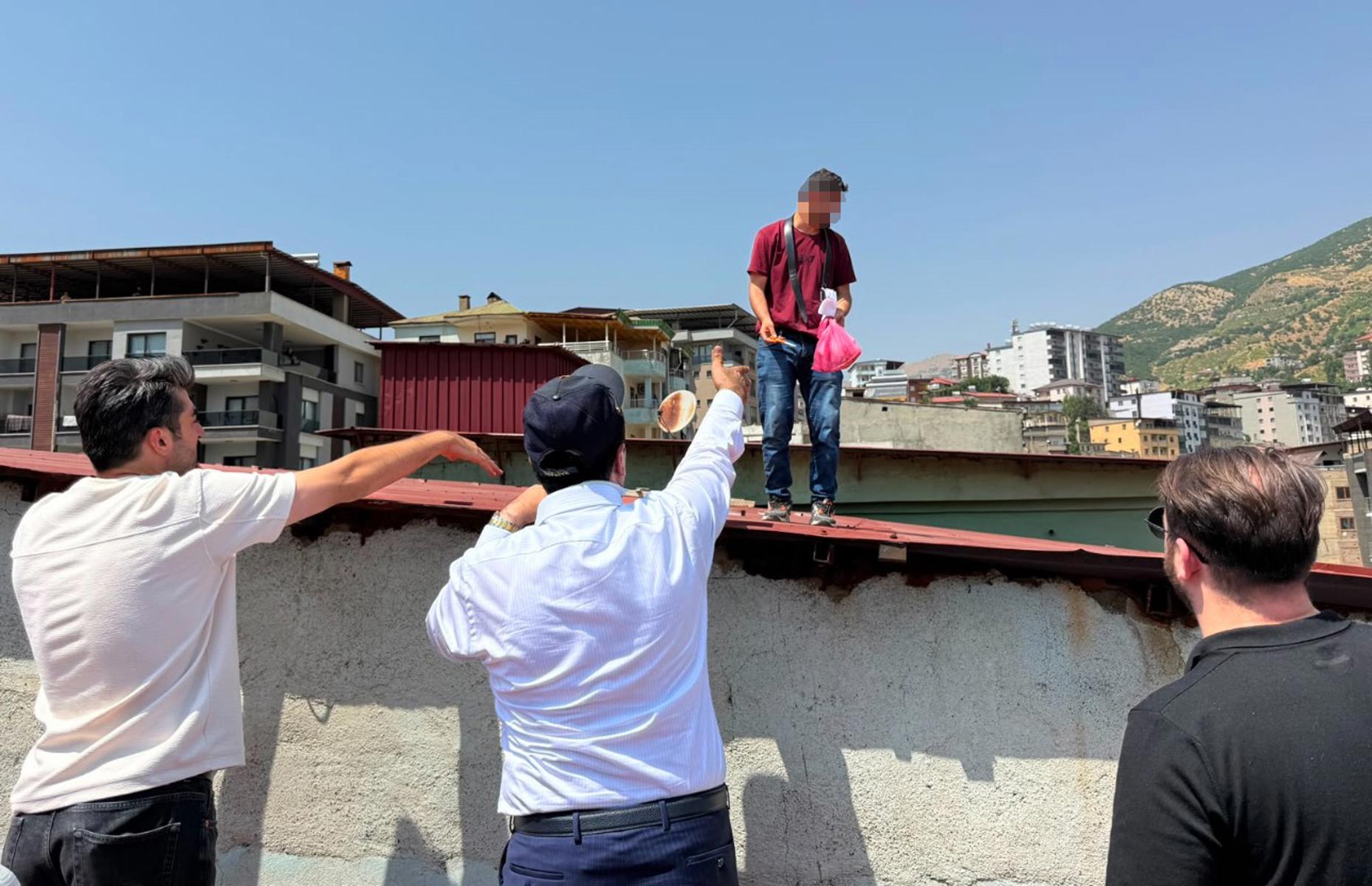 Şehir şehir dolaşıp intihar etmek istiyor. 242 kez denedi