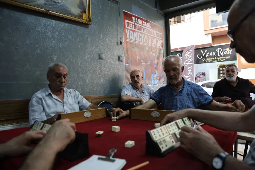"VATANDAŞLAR AFİŞİN ÖNÜNDE FOTOĞRAF ÇEKTİRİYOR"

 2