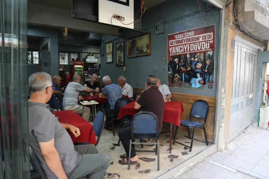 "Bana şans getirmiyorsun" dedi, yancıyı dövdü. Kahvehane afişi olay oldu, artık ayrı masadalar 1