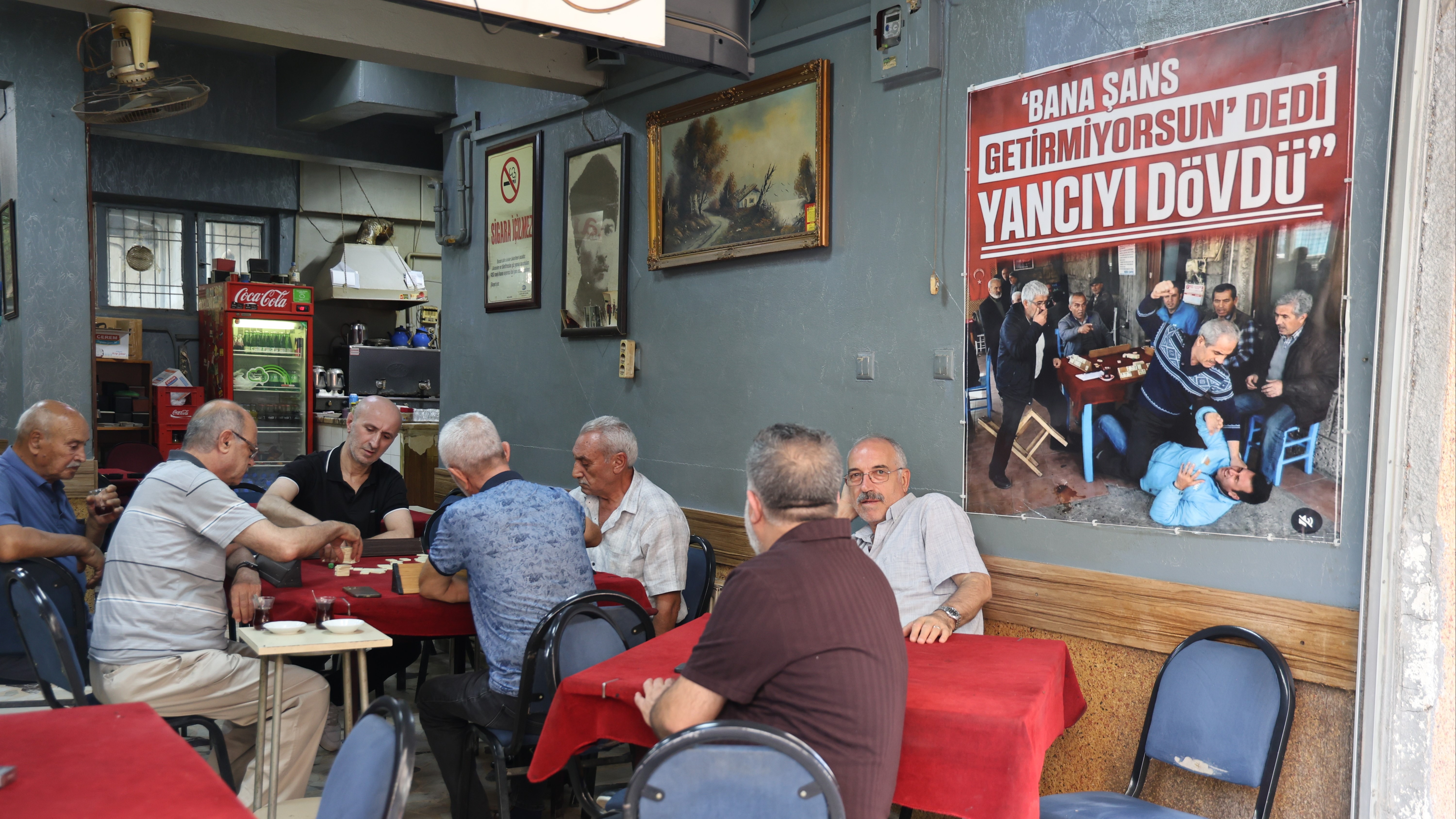 "Bana şans getirmiyorsun" dedi, yancıyı dövdü. Kahvehane afişi olay oldu, artık ayrı masadalarElazığ'da bir kahvehanede okey oynayan vatandaşlardan birisi, 'Taşım gelmiyor' diyerek masa kenarında oyunu izleyen yancıyı tartışarak kaldırdı.