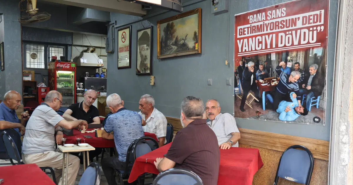"Bana şans getirmiyorsun" dedi, yancıyı dövdü. Kahvehane afişi olay oldu, artık ayrı masalardalar