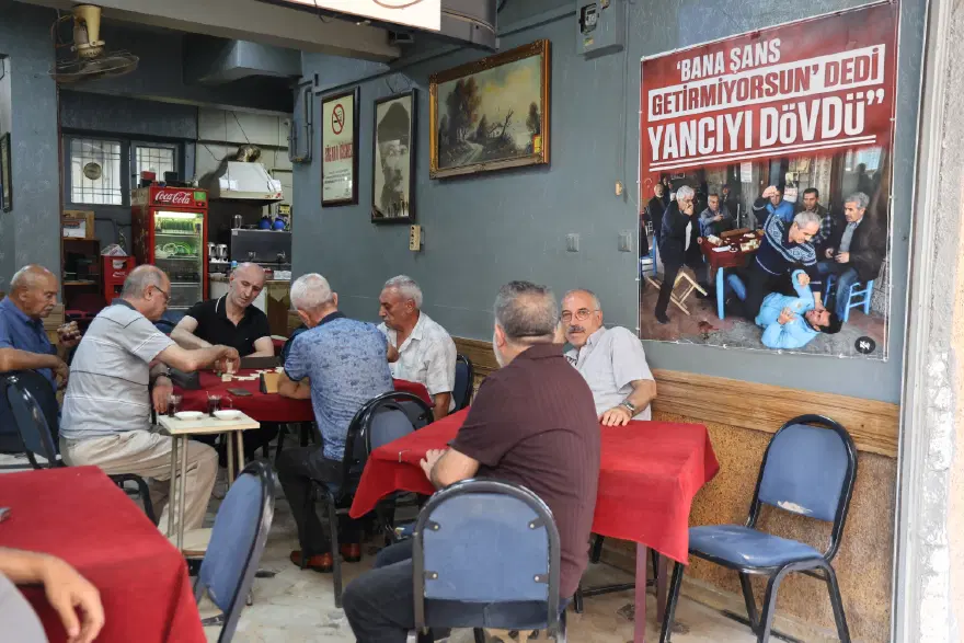"Bana şans getirmiyorsun" dedi, yancıyı dövdü. Kahvehane afişi olay oldu, artık ayrı masadalar 