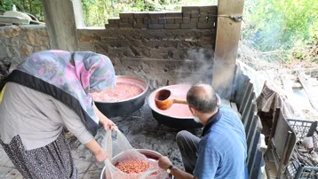 130 kilo kara kazanda vitamin hapına dönüşüyor. Çatlatma işleminden geçiriyorlar