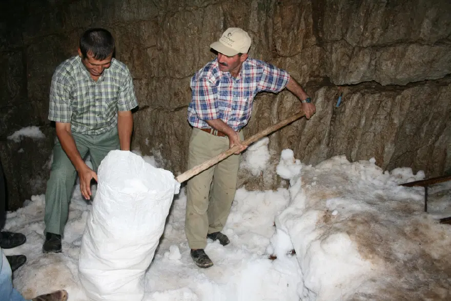 "AĞUSTOS AYINDA BİLE DAĞLARDA KAR BULUNUYOR"

 3