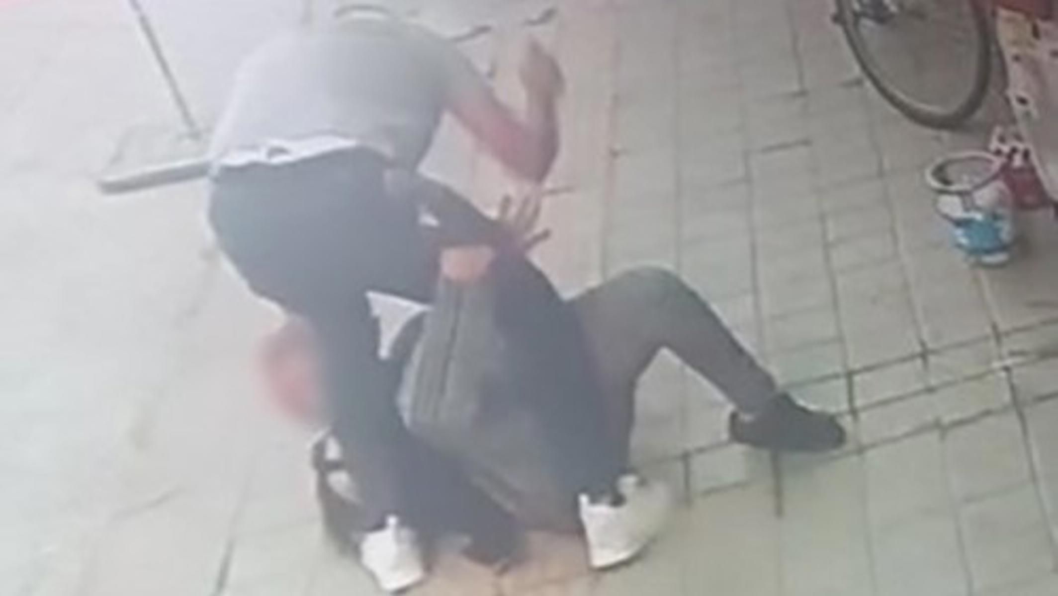 Eski eşini bıçaklayan adam kaçtı. Ağır yaralanan kadın hastaneye kaldırıldı