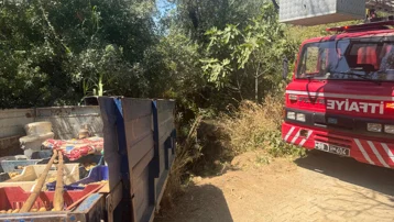 Devrilen traktörün sürücüsünü itfaiye ekipleri kurtardı