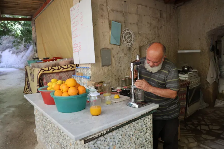 TURİSTLERİN İKRAMLARLA YÜZÜ GÜLÜYOR 1 TURİSTLERİN İKRAMLARLA YÜZÜ GÜLÜYOR 1
