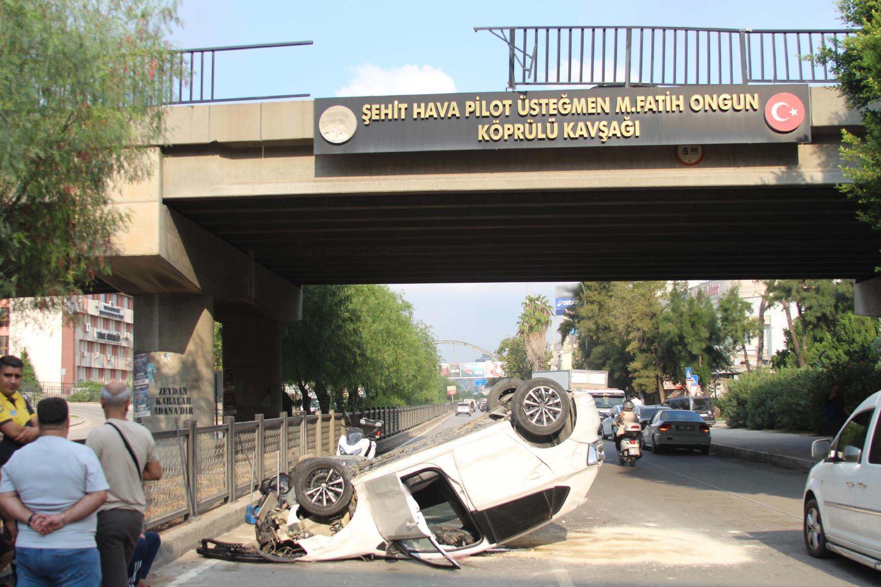 Adana'da otomobil köprüden düştü