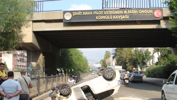 Adana'da otomobil köprüden düştü