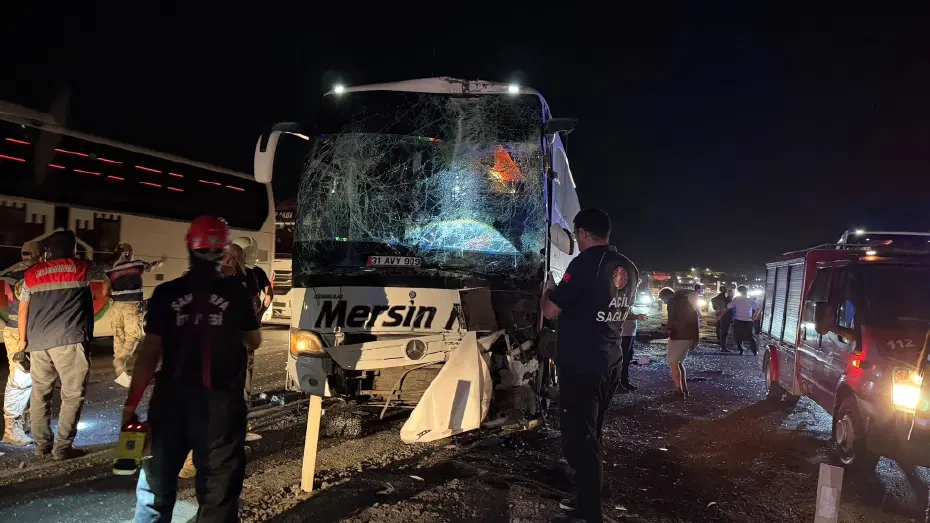 Şanlıurfa'da iki yolcu otobüsü çarpıştı, 13 kişi yaralandı