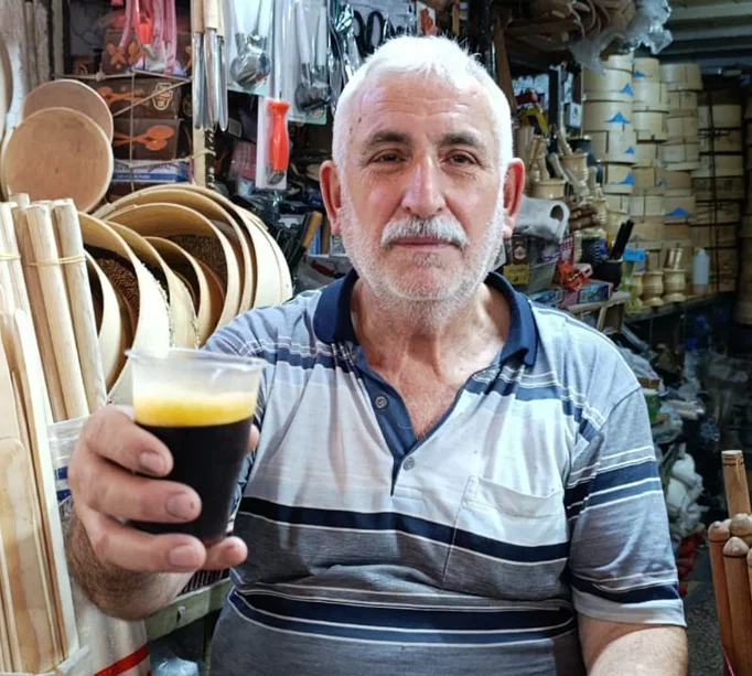 Çay gibi demleniyor; böbreklere, ciğerlere, mideye iyi geliyor. Kahramanmaraş'ın milli içeceğiKahramanmaraş'ta Osmanlı döneminden bu yana tüketildiği belirtilen ballı meyan şerbeti, kentte geleneksel bir içecek olarak kullanılmaya devam ediyor.