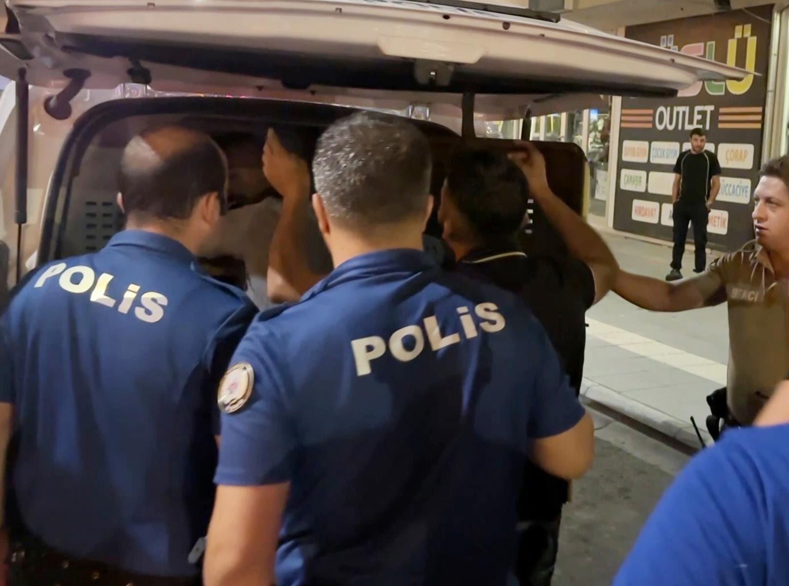 Oynaya oynaya gözaltına alındı