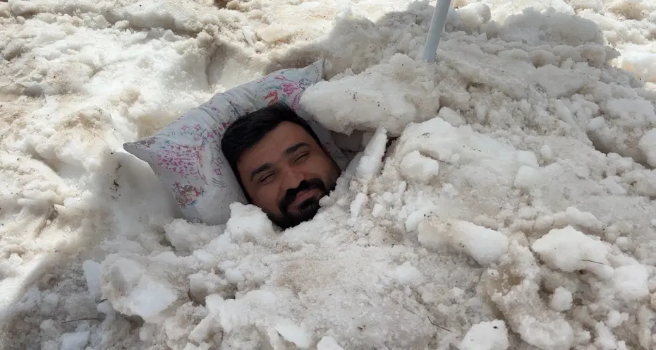 Erzincan’da ilginç serinleme yöntemi. Sıcaktan bunalıp karın içine girdi