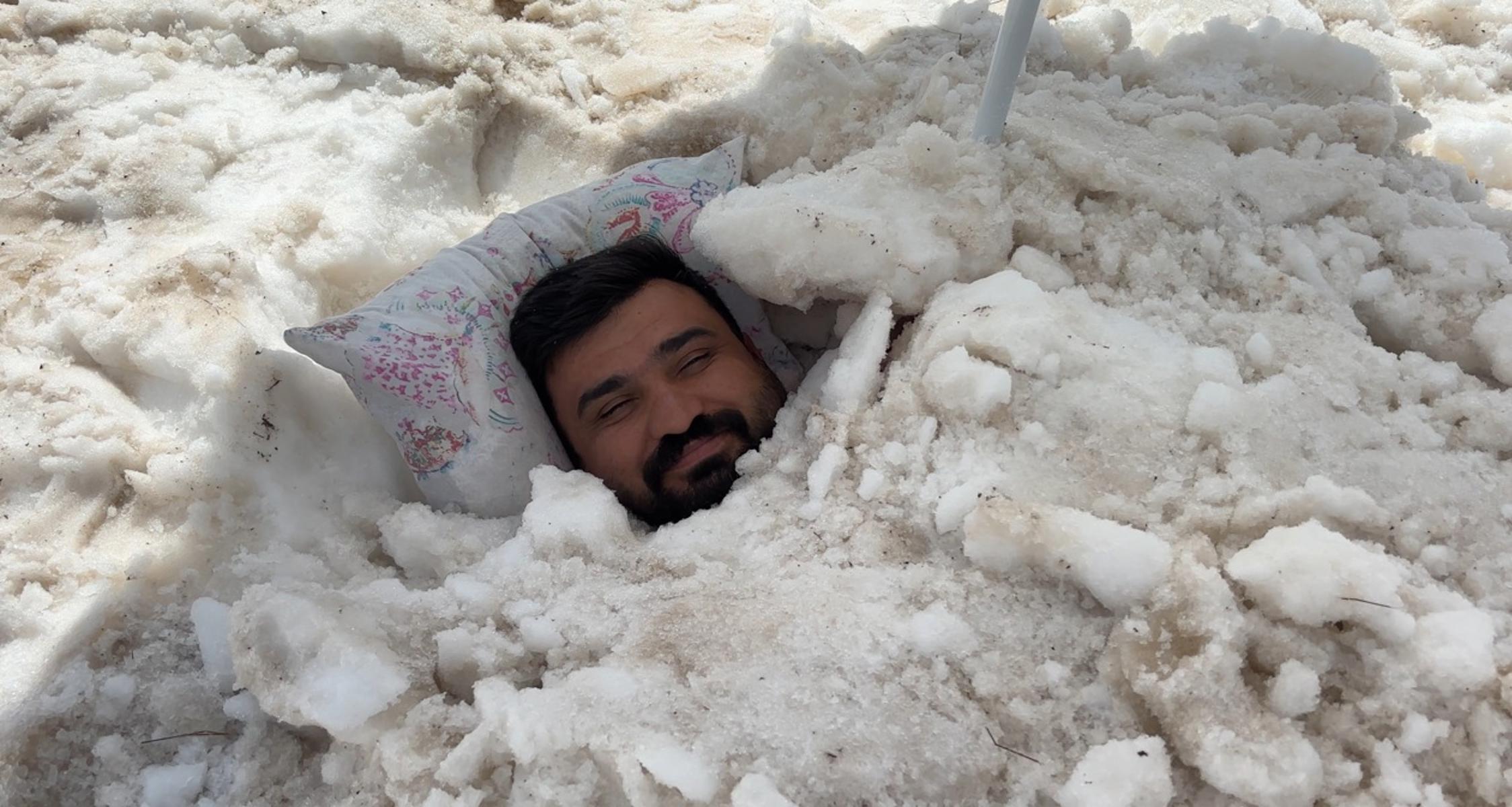 Erzincan’da ilginç serinleme yöntemi. Sıcaktan bunalıp karın içine girdi