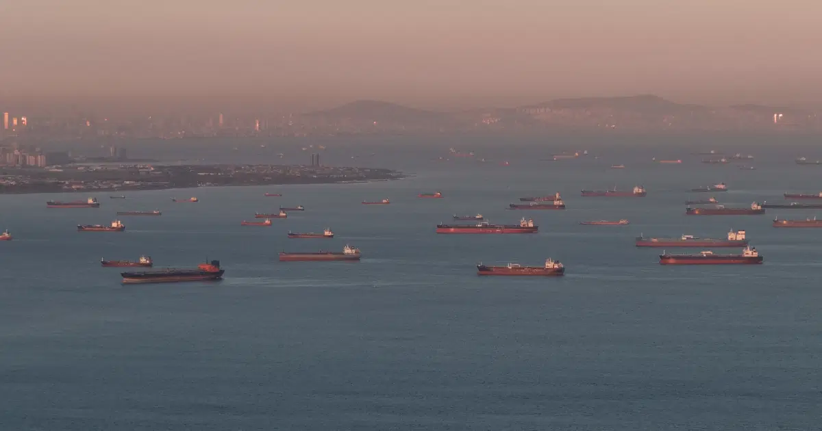 İstanbul açıklarındaki tanker yoğunluğu havadan görüntülendi
