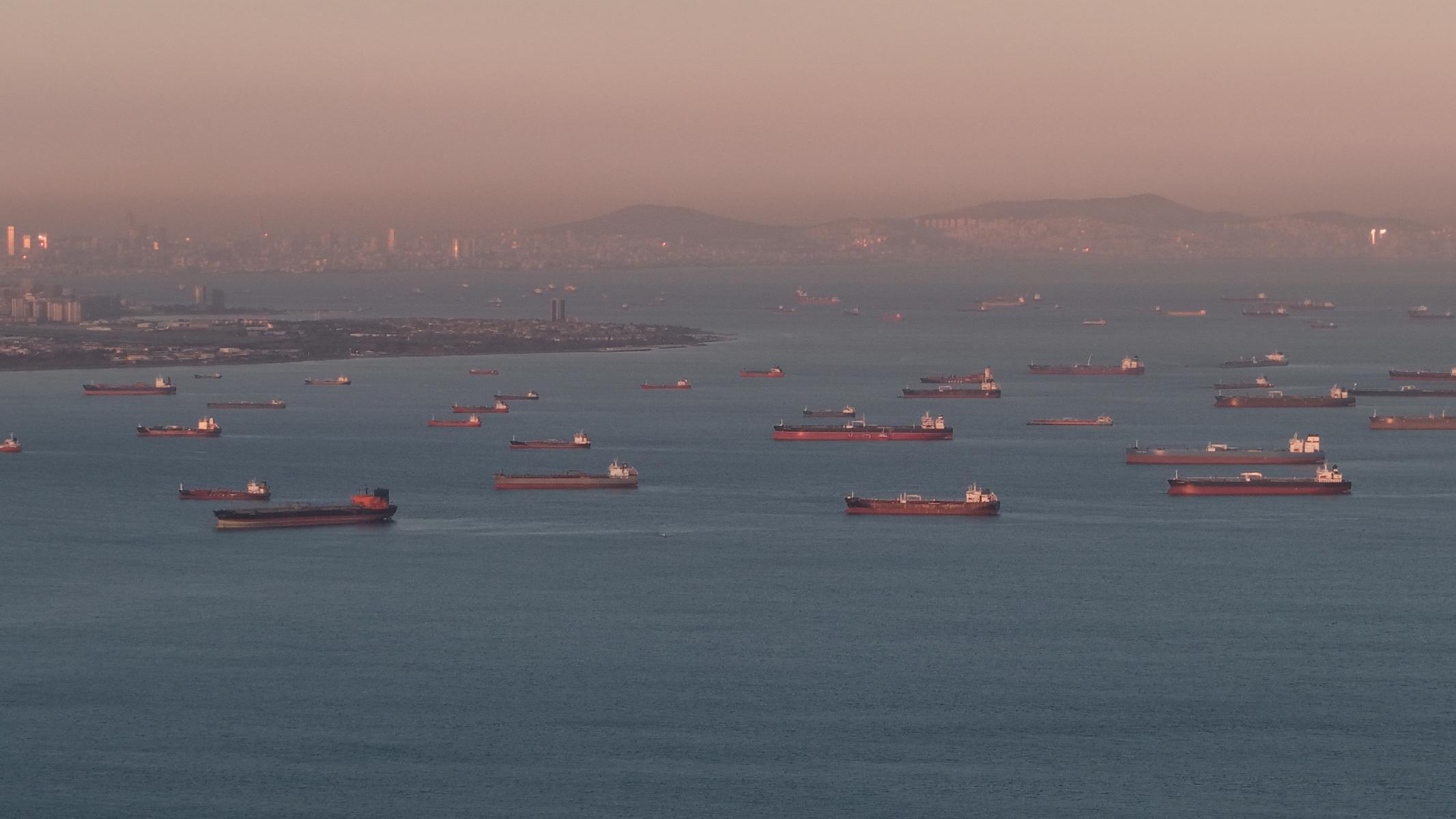 İstanbul açıklarındaki tanker yoğunluğu havadan görüntülendi