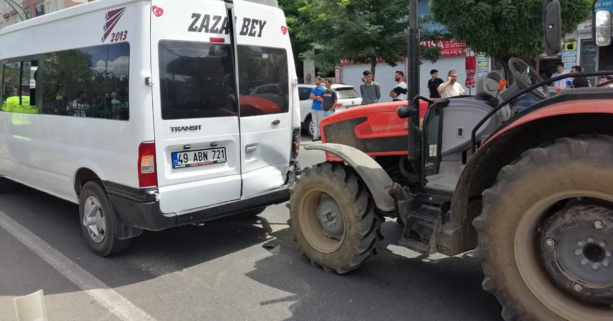 Otomobil, traktör ve iki minibüs birbirine girdi