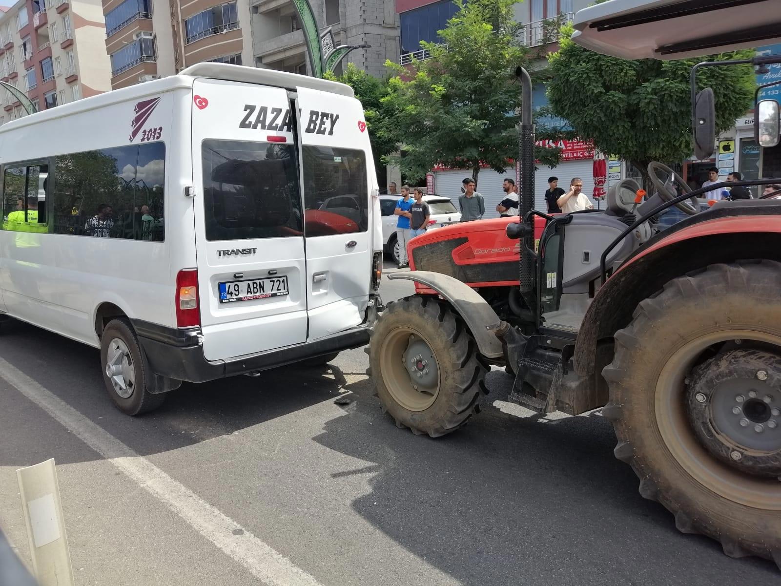 Otomobil, traktör ve iki minibüs birbirine girdi