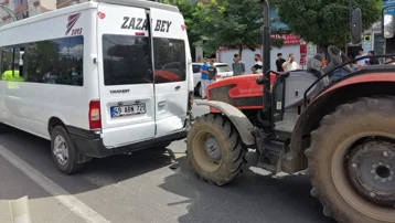 Otomobil, traktör ve iki minibüs birbirine girdi
