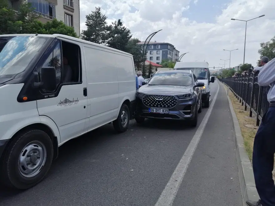 Otomobil, traktör ve iki minibüs birbirine girdi 1